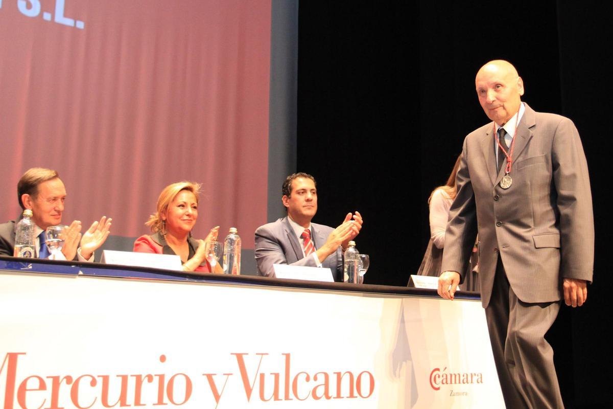 Fermín Tostón recoge la Medalla a la Dedicación Empresarial.