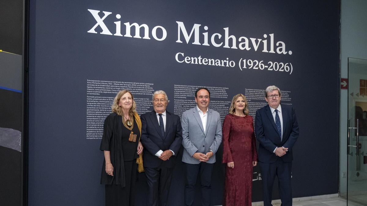 De izquierda a derecha: Carmen Michavila, hija del artista; Rafael Alcón, presidente de la Fundación Bancaja; el presidente de la Generalitat Valenciana, Juan Francisco Pérez Llorca; la consellera de Cultura, María del Carmen Ortí, y Juan Manuel Bonet, comisario de la exposición.