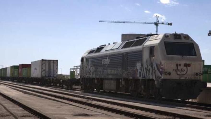 Un tren de mercancías espera carga en la terminal ferroviaria del puerto de Alicante en imagen de archivo.