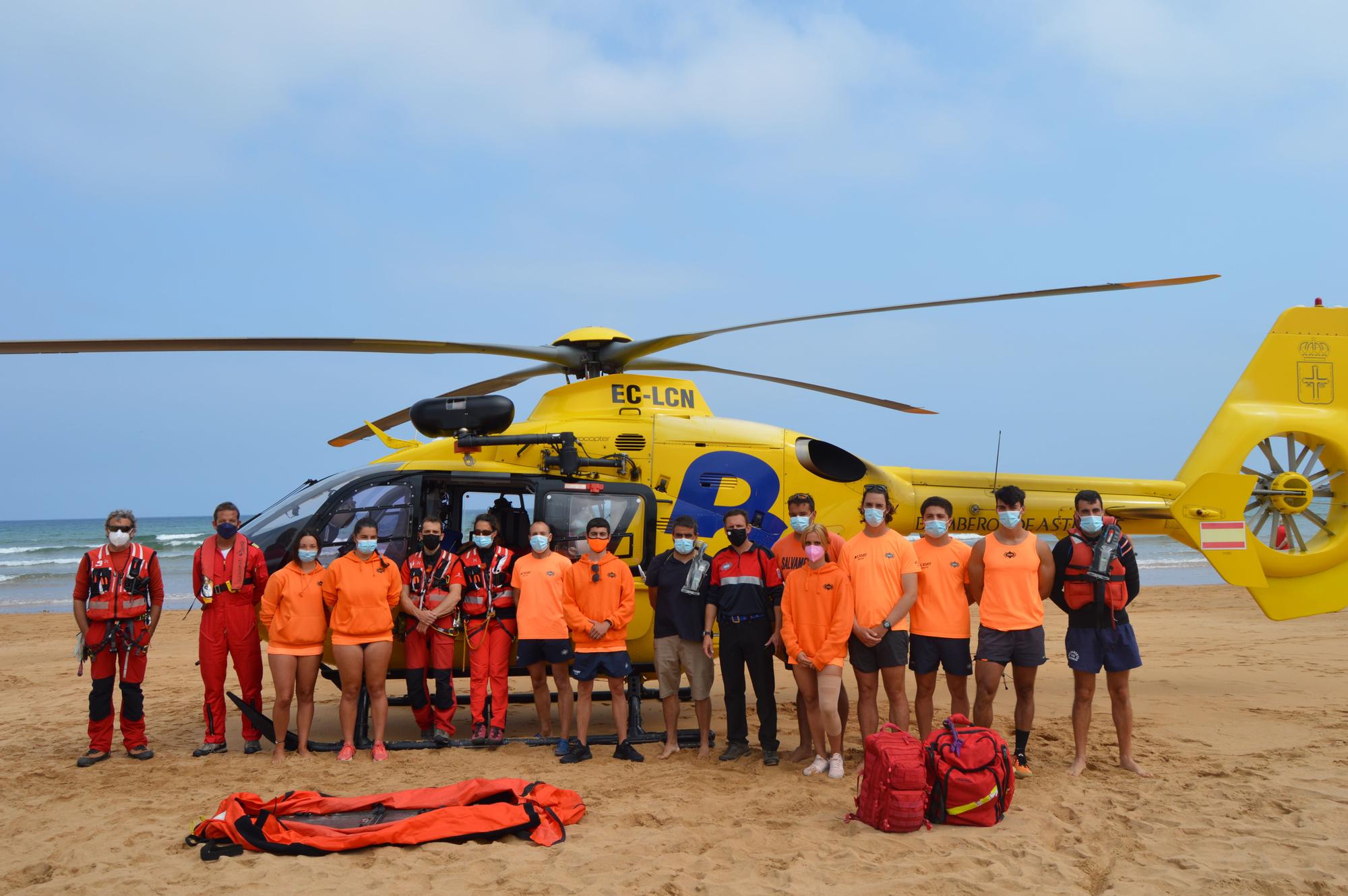 Así fue el simulacro de Salvamento en la playa de Rodiles