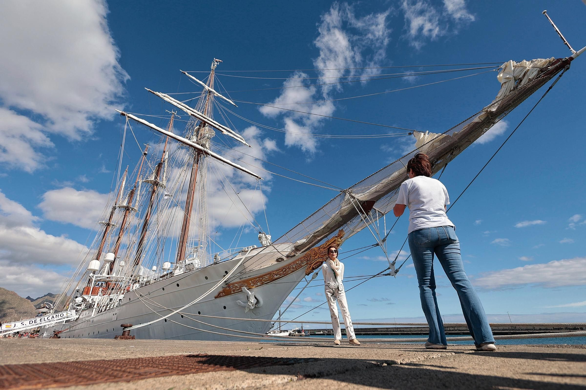 Queues outside the Juan Sebatián Elcano, the ship on which Princess Leonor was trained
