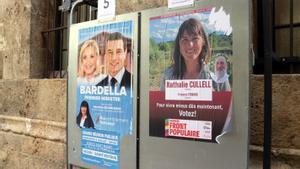 Carteles electorales de Reagrupación Nacional y Nuevo Frente Popular cerca del Ayuntamiento de Perpinyà (Francia)