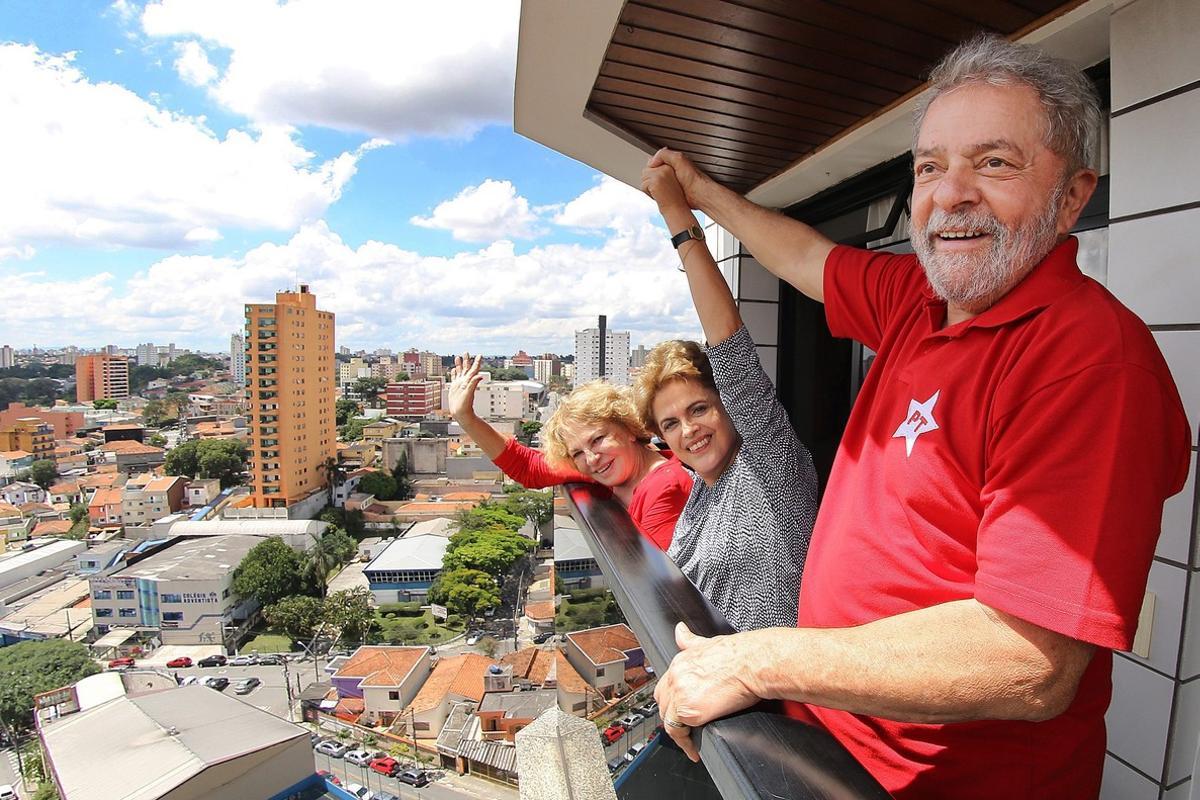 EPA. Brasilia (Brazil), 05/03/2016.- Handout picture by the Instituto Lula of the Former Brazilian President, Luiz Inacio Lula Da Silva (R) with his wife Marisa (L) and the President of Brazil, Dilma Rousseff (c) at Lula’s residence in Brasilia, Brazil, 05 March 2016. Brazilian President Dilma Rousseff visited the residence of her predecessor Luiz Inacio Lula da Silva, a day after the former president was the target of the nation’s biggest corruption investigation. The head of state arrived early in the afternoon at the home of Lula where she was greeted by about 300 supporters who gathered at the gates of the building, located in the town of Sao Bernardo do Campo , in the metropolitan area of Sao Paulo. (Brasil) EFE/EPA/INSTITUTO LULA DA SILVA / HANDOUT EDITORIAL USE ONLY/NO SALES