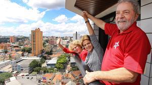 EPA. Brasilia (Brazil), 05/03/2016.- Handout picture by the Instituto Lula of the Former Brazilian President, Luiz Inacio Lula Da Silva (R) with his wife Marisa (L) and the President of Brazil, Dilma Rousseff (c) at Lula’s residence in Brasilia, Brazil, 05 March 2016. Brazilian President Dilma Rousseff visited the residence of her predecessor Luiz Inacio Lula da Silva, a day after the former president was the target of the nation’s biggest corruption investigation. The head of state arrived early in the afternoon at the home of Lula where she was greeted by about 300 supporters who gathered at the gates of the building, located in the town of Sao Bernardo do Campo , in the metropolitan area of Sao Paulo. (Brasil) EFE/EPA/INSTITUTO LULA DA SILVA / HANDOUT EDITORIAL USE ONLY/NO SALES