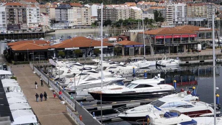 Panorámica de la zona de la &quot;movida&quot; en el entorno del puerto deportivo de Sanxenxo. // Noé Parga