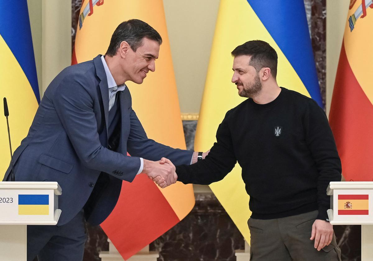 Pedro Sánchez junto a Volodimir Zelenski en Kiev.