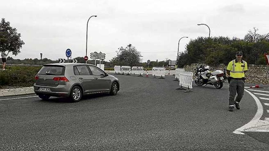 Un agente controla el tráfico en Sineu, ayer por la mañana.