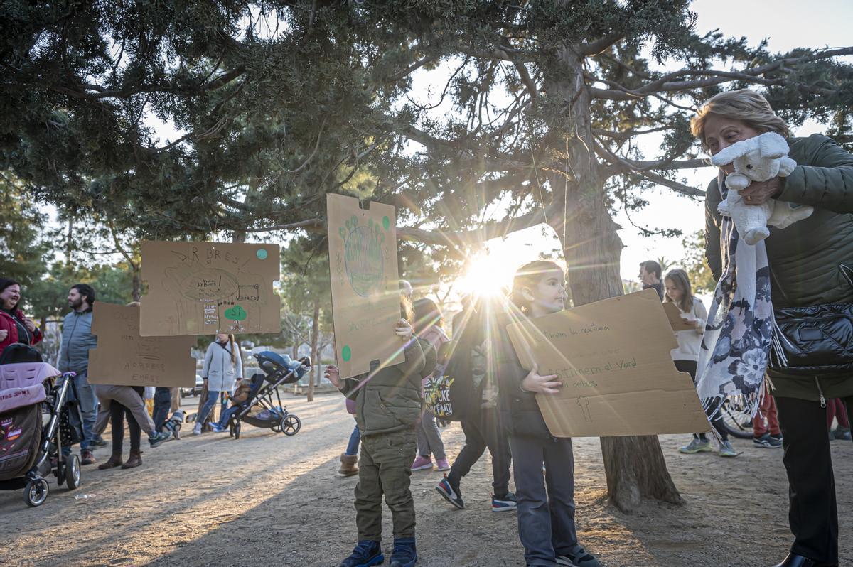 Vecinos del Eixample se manifiestan por primera vez en el parque Joan Miró contra la tala de 170 árboles por las obras de unión del FGC