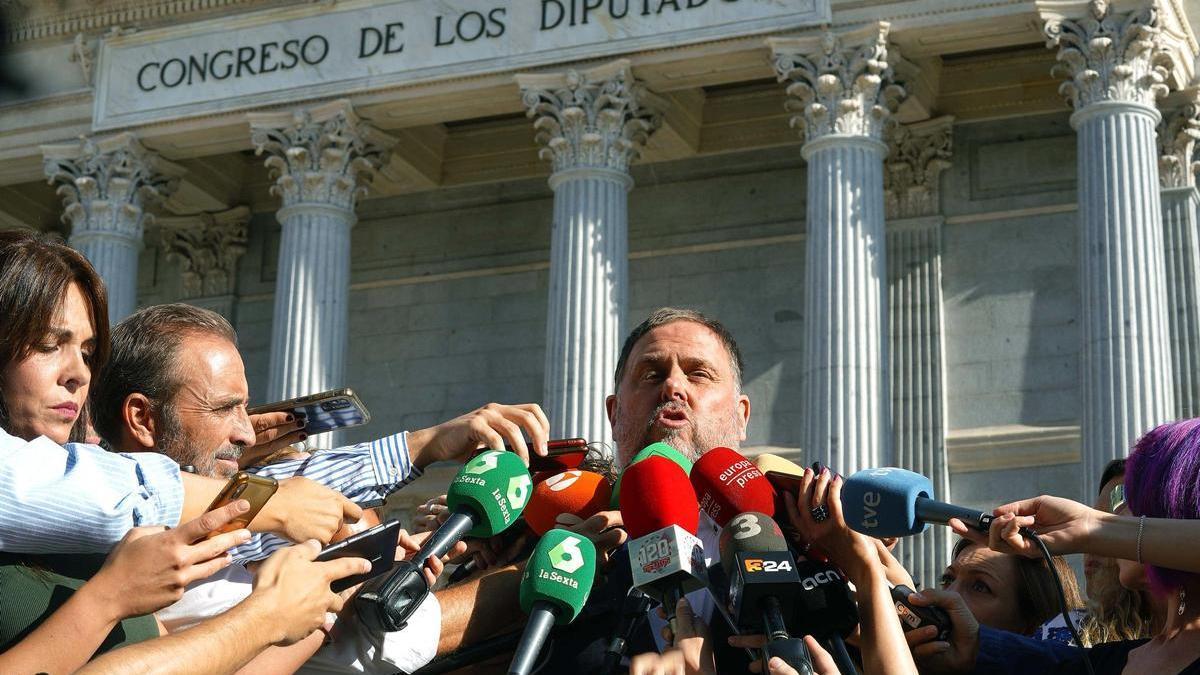 Oriol Junqueras junto a componentes del grupo parlamentario de ERC esta mañana en la puerta del Congreso de los Diputados.