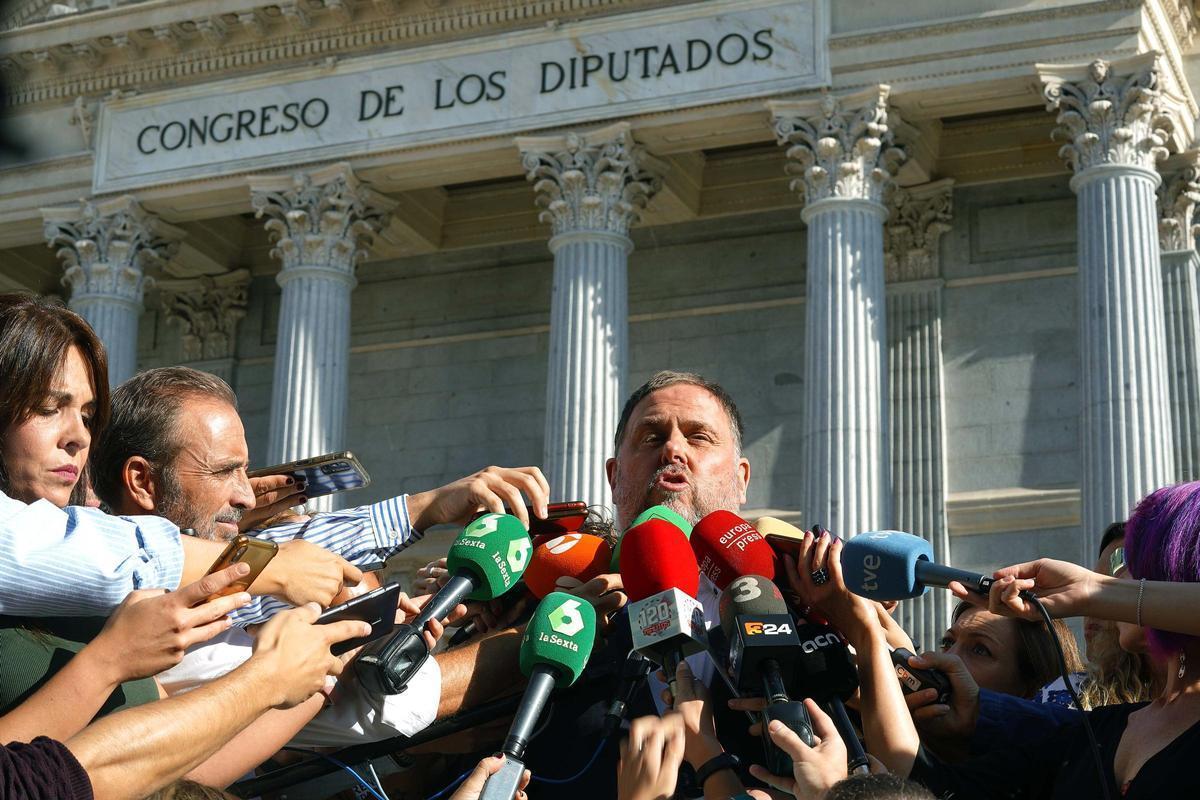 Oriol Junqueras junto a componentes del grupo parlamentario de ERC esta mañana en la puerta del Congreso de los Diputados.