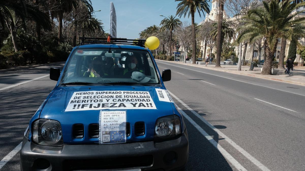 Unos 300 vehículos participan en la caravana para pedir el fin de la temporalidad en la administración pública