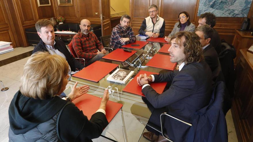 Portela y Fariña durante con la alcaldesa de Avilés y responsables del servicio mixto de agua.