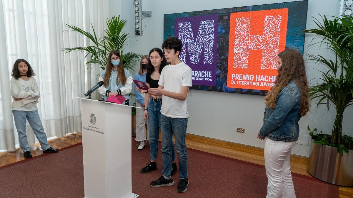 Jóvenes estudiantes cartageneros durante el anuncio de los ganadores.