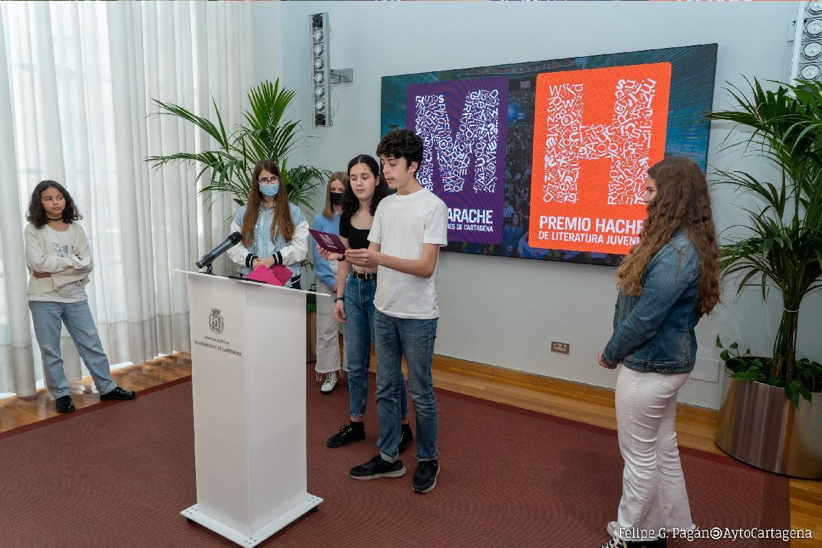 Jóvenes estudiantes cartageneros durante el anuncio de los ganadores.