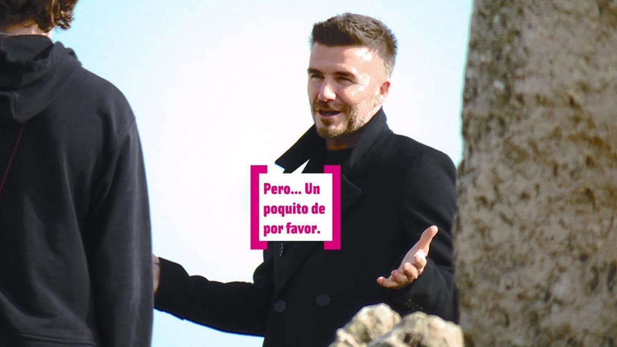 David Beckham hablando con manos abiertas