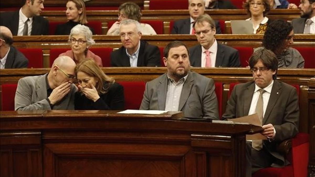 El President de la Generalitat, Carles Puigdemont, junto a Oriol Junqueras, Neus Munté y Raül Romeva, en el Ple del Parlament