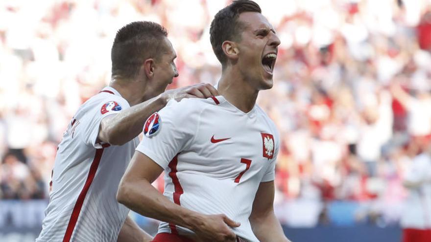 El davanter de l&#039;Ajax Arkadius Milik celebra el gol de la victòria polonesa