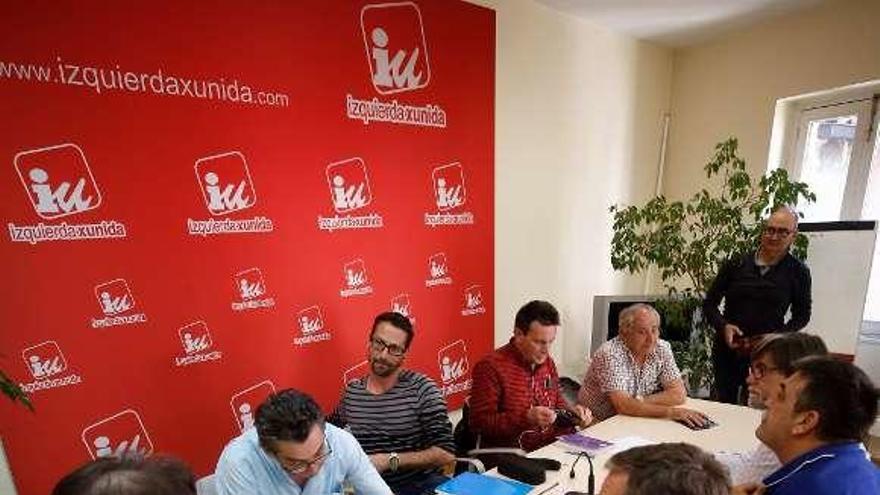 Un instante de la reunión de ayer en la sede regional de IU.