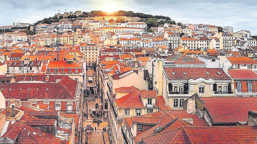Vista cenital de las calles y edificios de Lisboa.