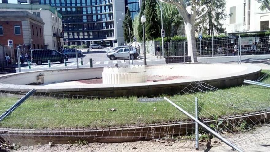 La font d ela plaça Espanya amb les tanques tombades