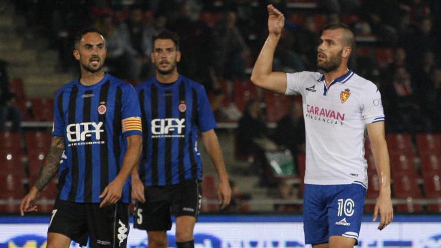 Richy Álvarez, per davant Pedro Alcalá, observa l&#039;ara davanter del Mallorca Alfredo Ortuño en un Girona-Saragossa