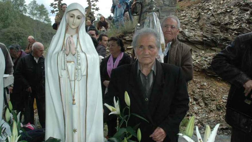 Lucía Pérez Carrera junto a su Virgen de Fátima cerca de la Cruz de las Majadas.