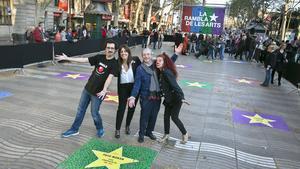 Actores catalanes celebran la inauguración de La Rambla de les Arts.