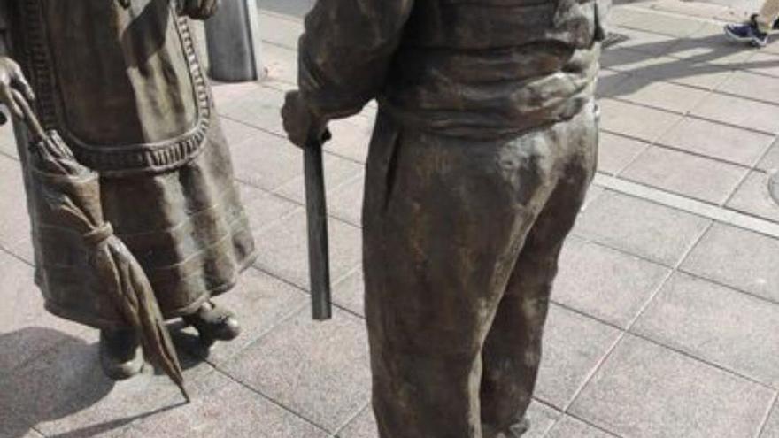 Vandalismo contra las estatuas de Nolo y Demetria en Laviana: su bastón aparece cortado con una radial