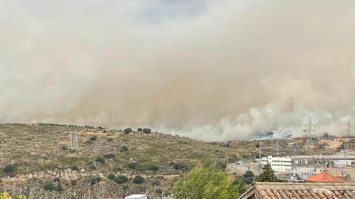 Incendio forestal entre Villalcampo y Muelas del Pan: cortada la N-122 a Portugal, confinado Ricobayo y 31 medios movilizados