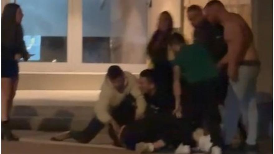 El momento del apuñalamiento de cuatro jóvenes a otro en Portopí
