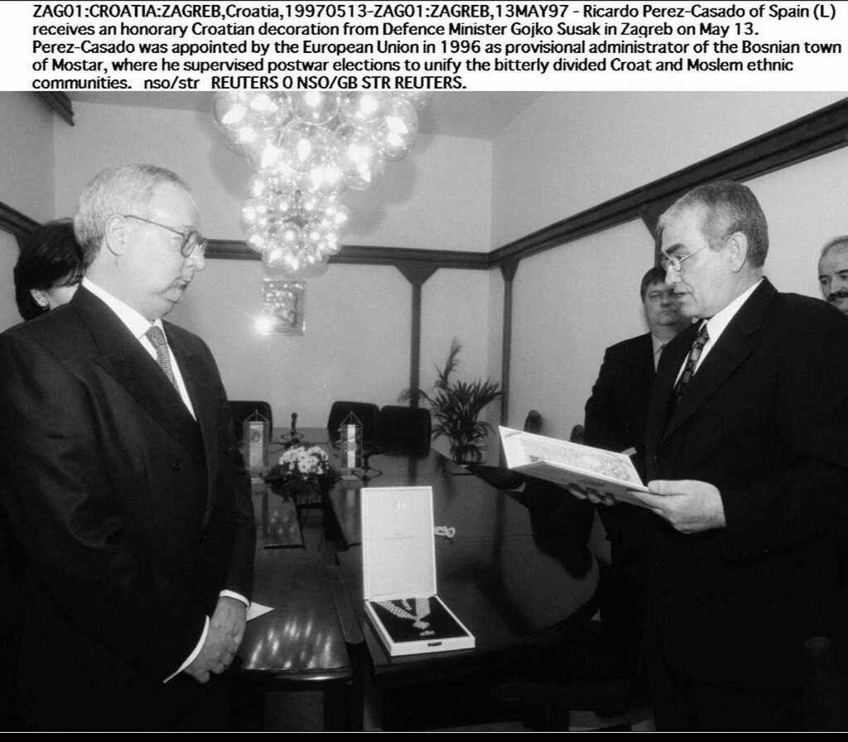 Pérez Casado y el ministro de Defensa croata Gojko Susak en Zagreb. Pérez Casado y el ministro de Defensa croata Gojko Susak en Zagreb.