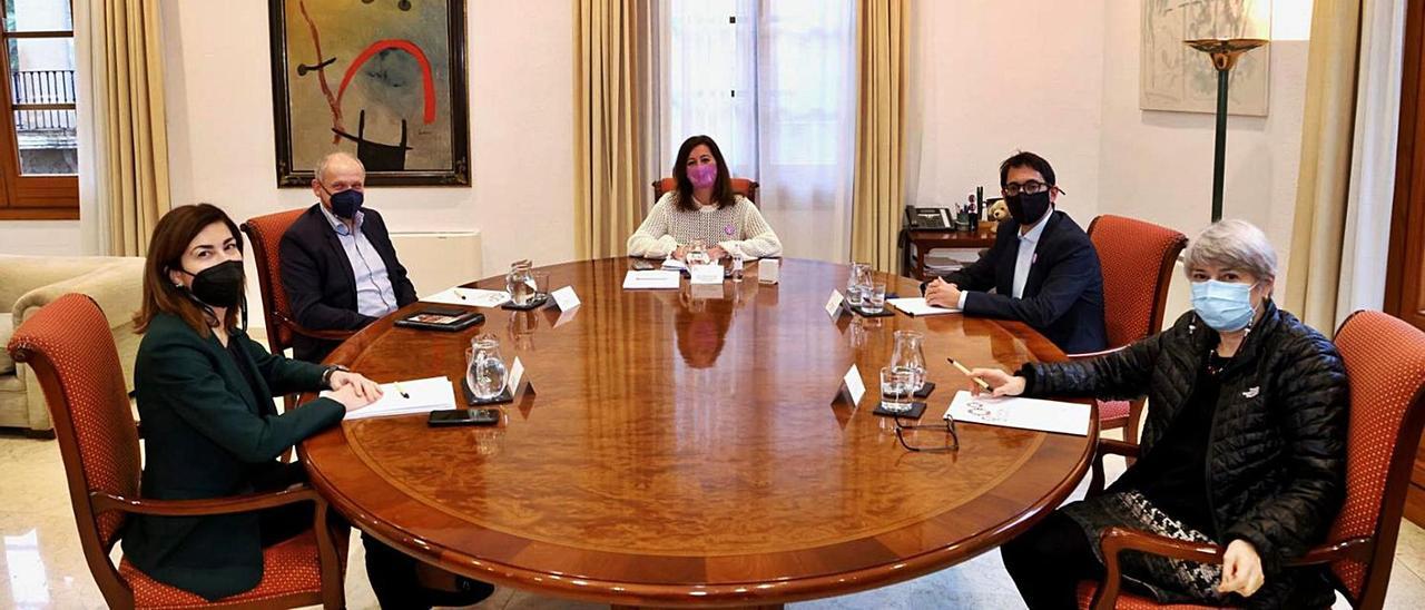 La directora general de Turismo, Rosana Morillo; el director financiero de TUI, Sebastian Ebel; la presidenta, Francina Armengol; el conseller Iago Negueruela y la consejera delegada de RIU, Carmen Riu.