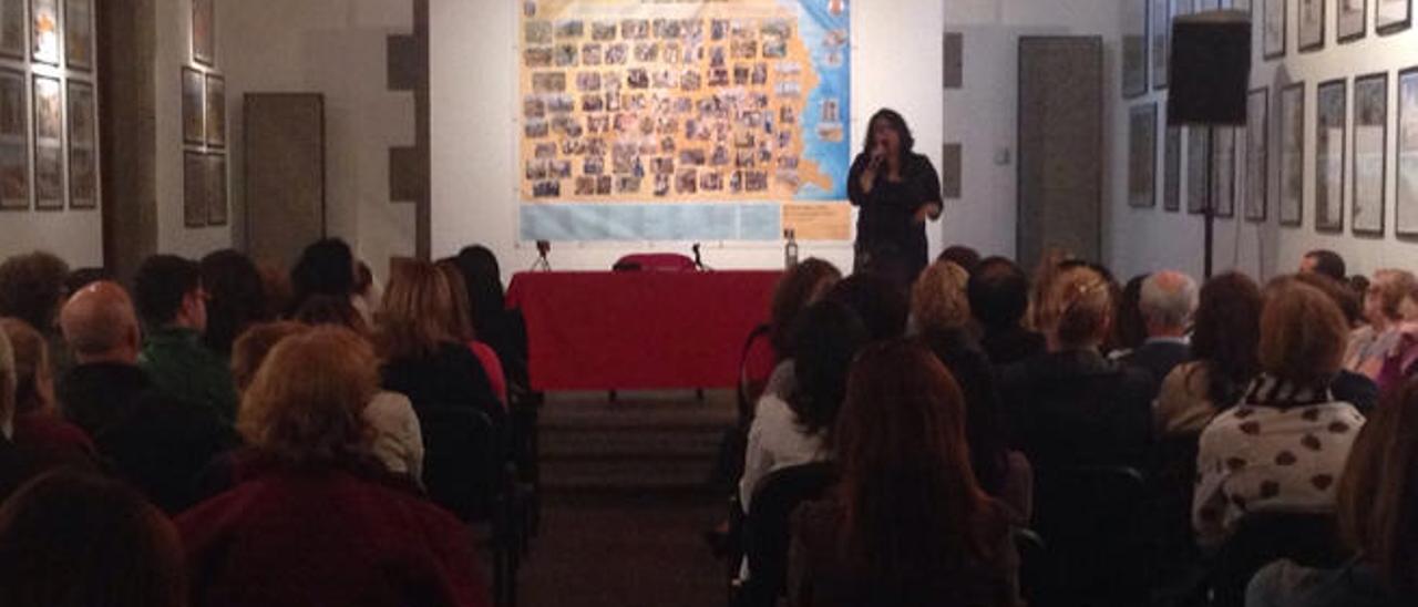 Esther Mayor durante una charla en abril en la Iglesia de San Pedro Mártir de Verona, en San Juan.