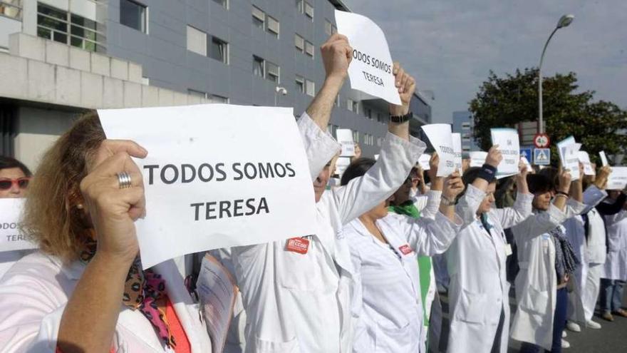 Concentración de sanitarios, ayer, frente al Hospital de A Coruña. víctor echave