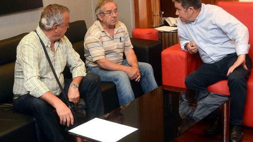 Directivos de Vaipolorío, ayer con el alcalde. // R. V.