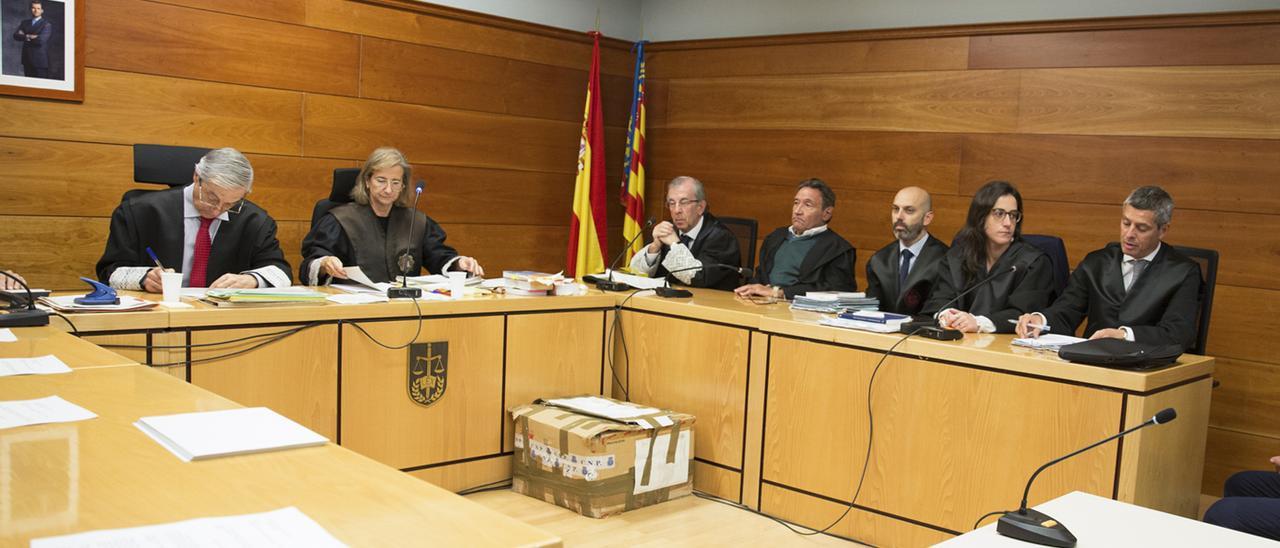 El letrado de la Administración de Justicia y la presidenta del tribunal, Francisca Bru (a la izda de la imagen) y el abogado Francisco Ruiz Marco (el cuarto por la dcha), quien ha presentado el recurso en nombre de hijo de la víctima, en una de las sesiones del juicio a Miguel López