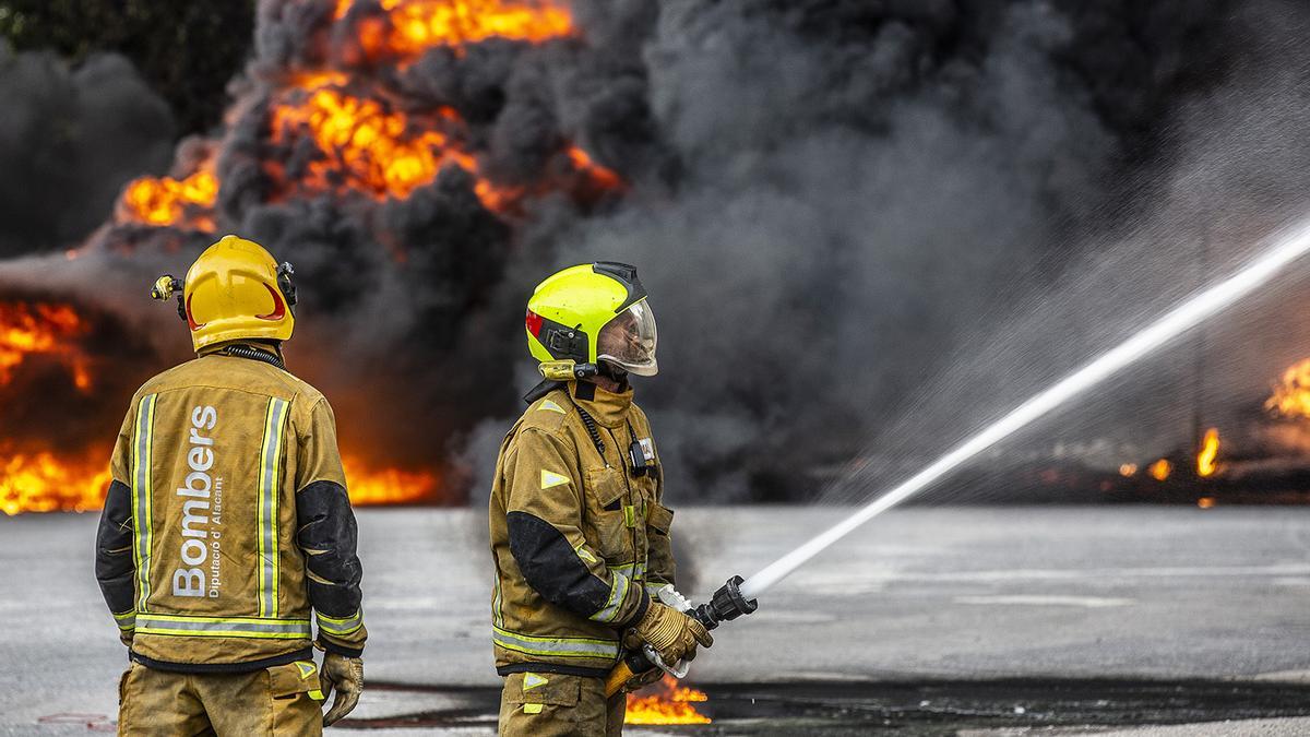 Impactantes imágenes del incendio de la fábrica de San Vicente del Raspeig