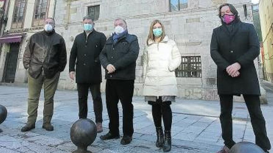 De izquierda a derecha, José Luis Díaz, Sergio García, Ramón Canal, Gimena Llamedo y Luis Fuentes, frente al Ayuntamiento de Ribadesella. | E. S. R.