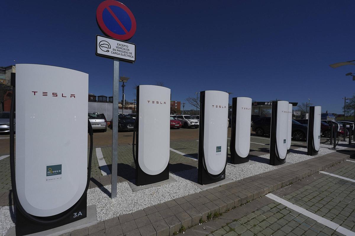 Zona de càrrega de Tesla a l'Espai Gironès.