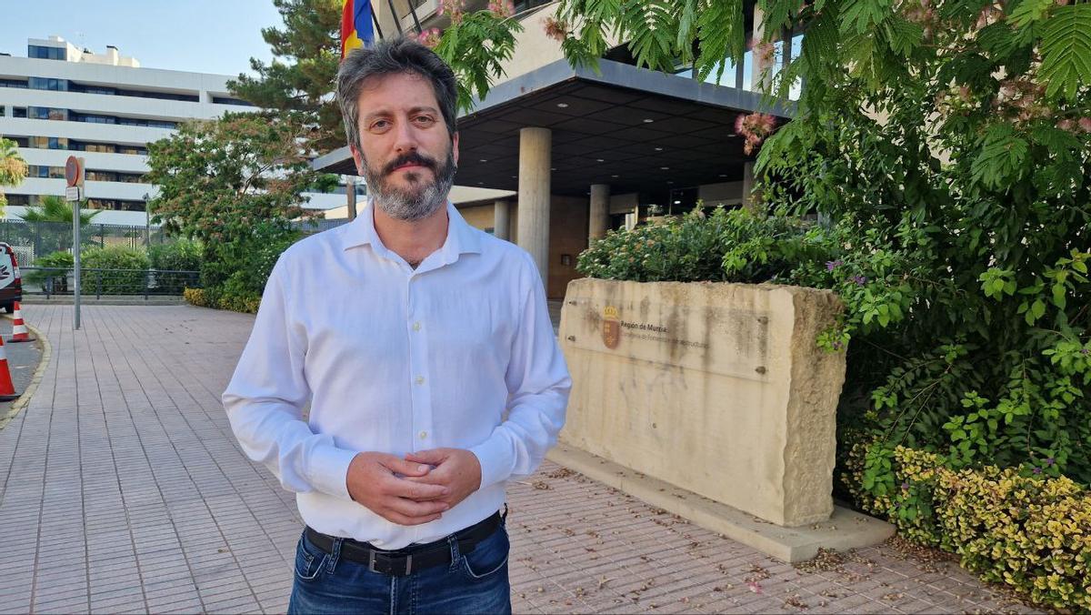 El diputado regional, Víctor Egío, a las puertas de la Consejería de Fomento.