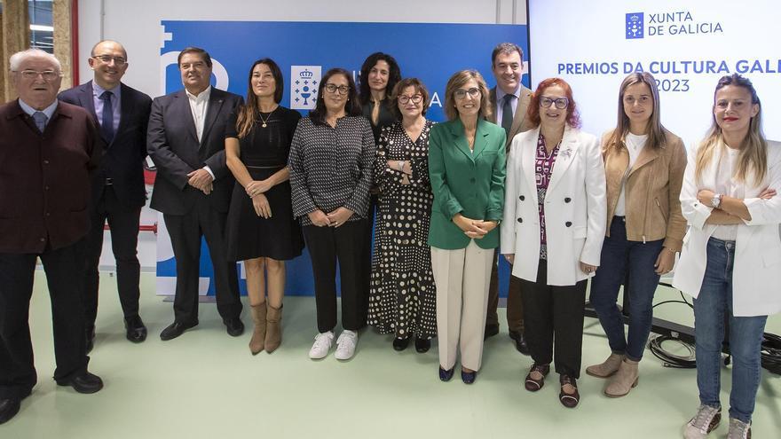 O conselleiro de Cultura, Educación, FP e Universidades, Román Rodríguez (4º dereita) xunto ao resto de membros do xurado