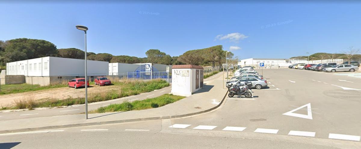 L'institut a l'esquera, i l'escola al fons.
