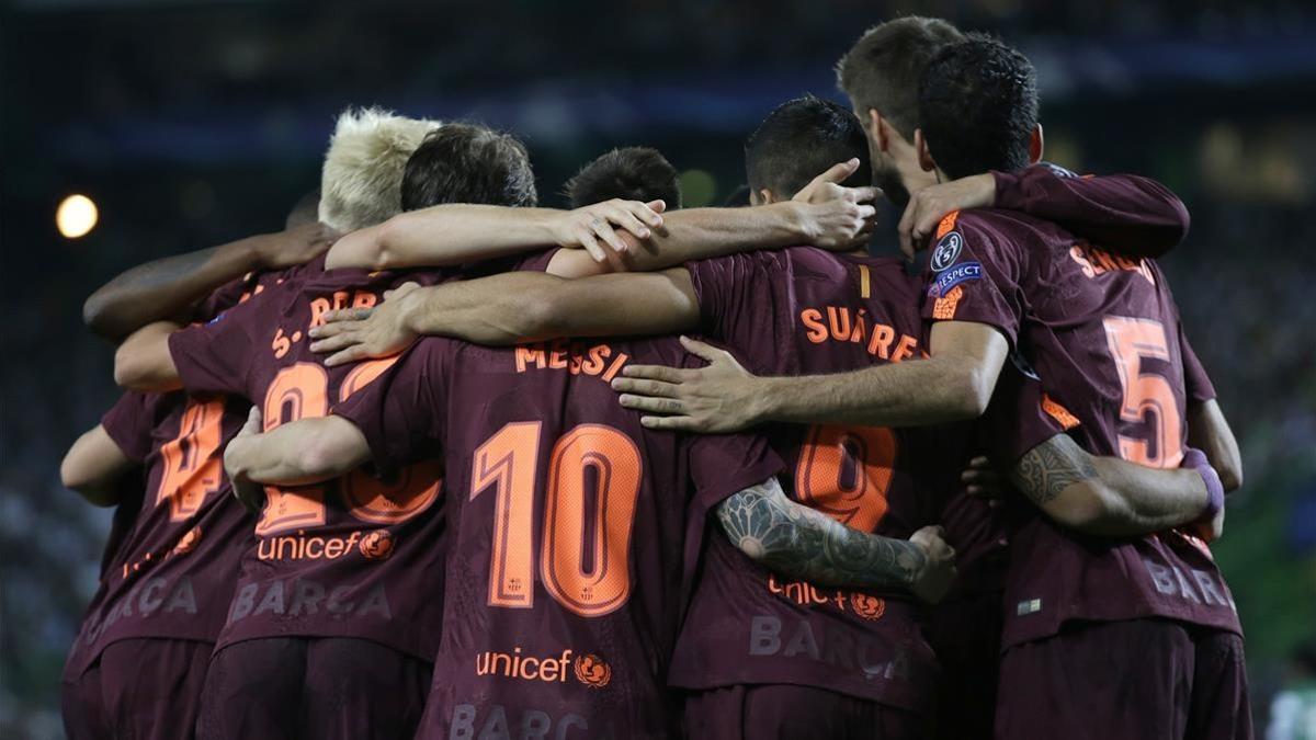 Los jugadores del Barça celebran el autogol de Coates en el estadio Alvalade de Lisboa.