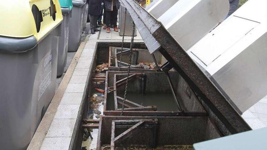 Estado en el que se encuentran los contenedores subterráneos en la zona de A Ponte. // Iñaki Osorio