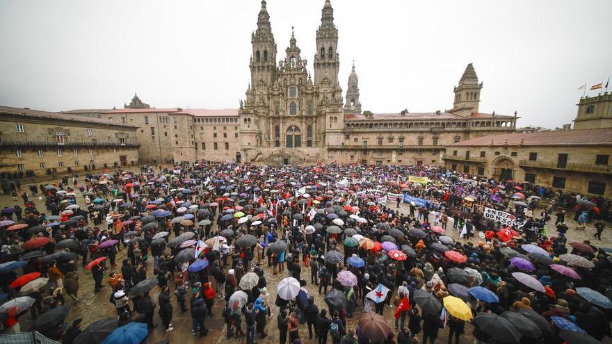 Multitudinaria manifestación en Santiago &quot;en defensa do mar&quot; y contra la gestión del vertido de pélets