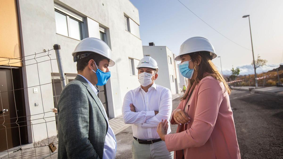 El alcalde José Manuel Bermúdez y los ediles de Vivienda y Atención Social, Juan José Martínez y Rosario González, visitan las nuevas viviendas de El Tablero.