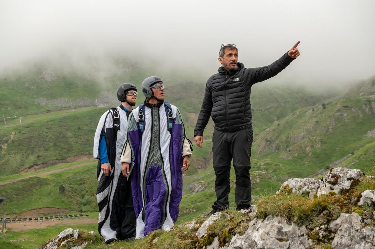 Los actores Miguel Bernadeu y David Marcè, junto al director de 'La Fiera', Salvador Calvo, en un momento del rodaje.