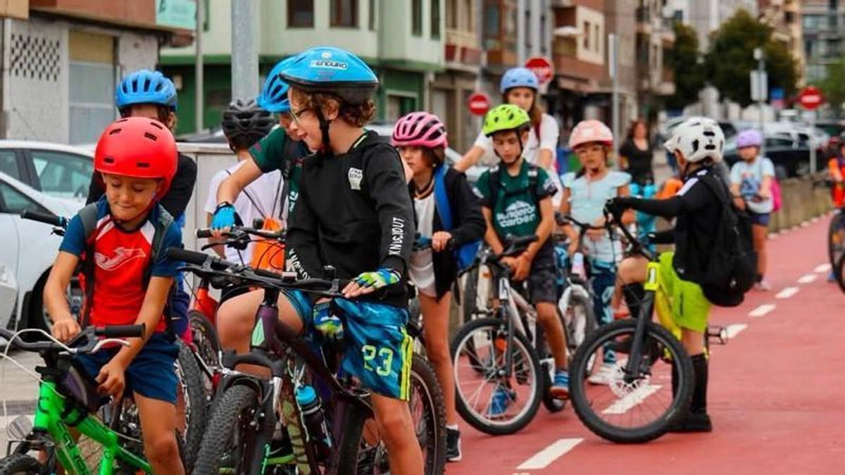 Jóvenes en bicicleta en la salida organizada en Pola de Laviana esta semana.