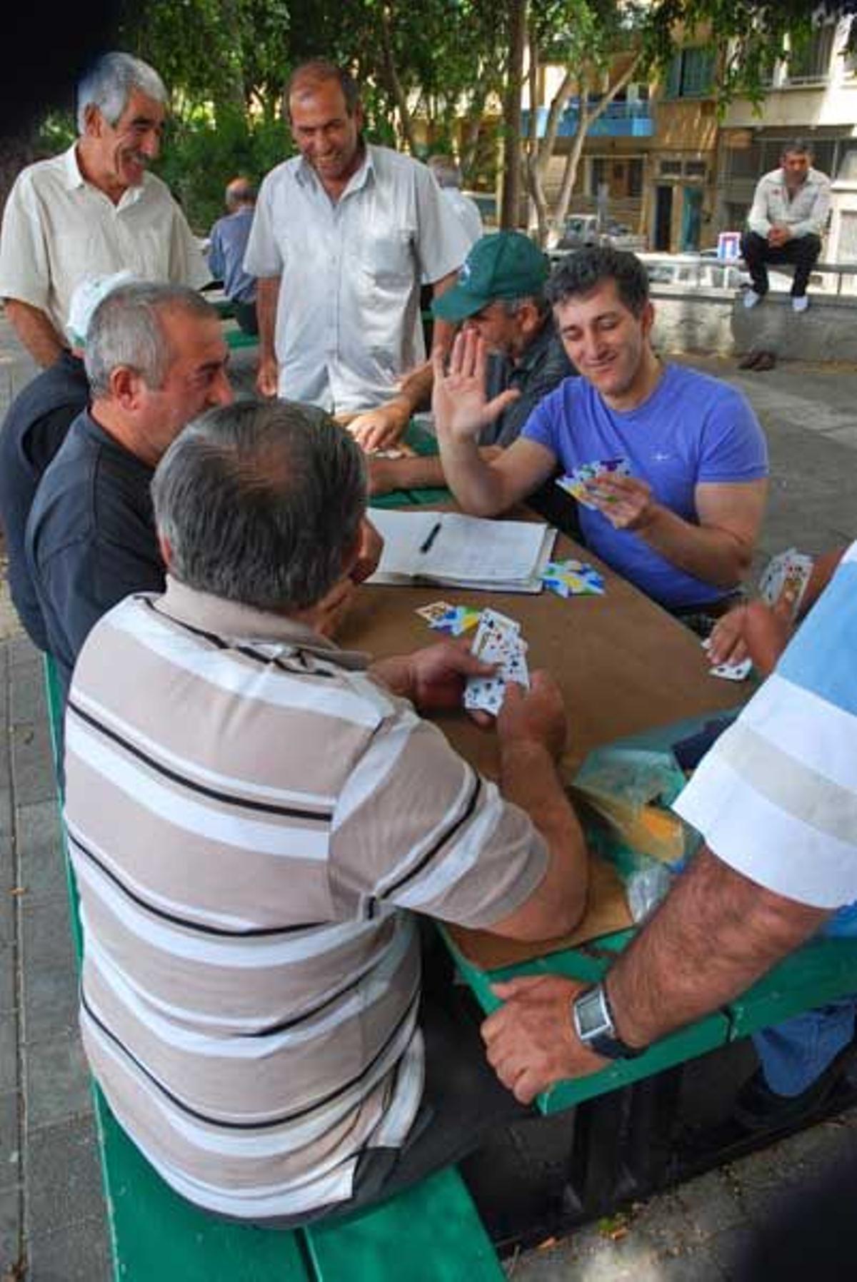 Grupo de hombre jugando a las cartas en Nicosia.
