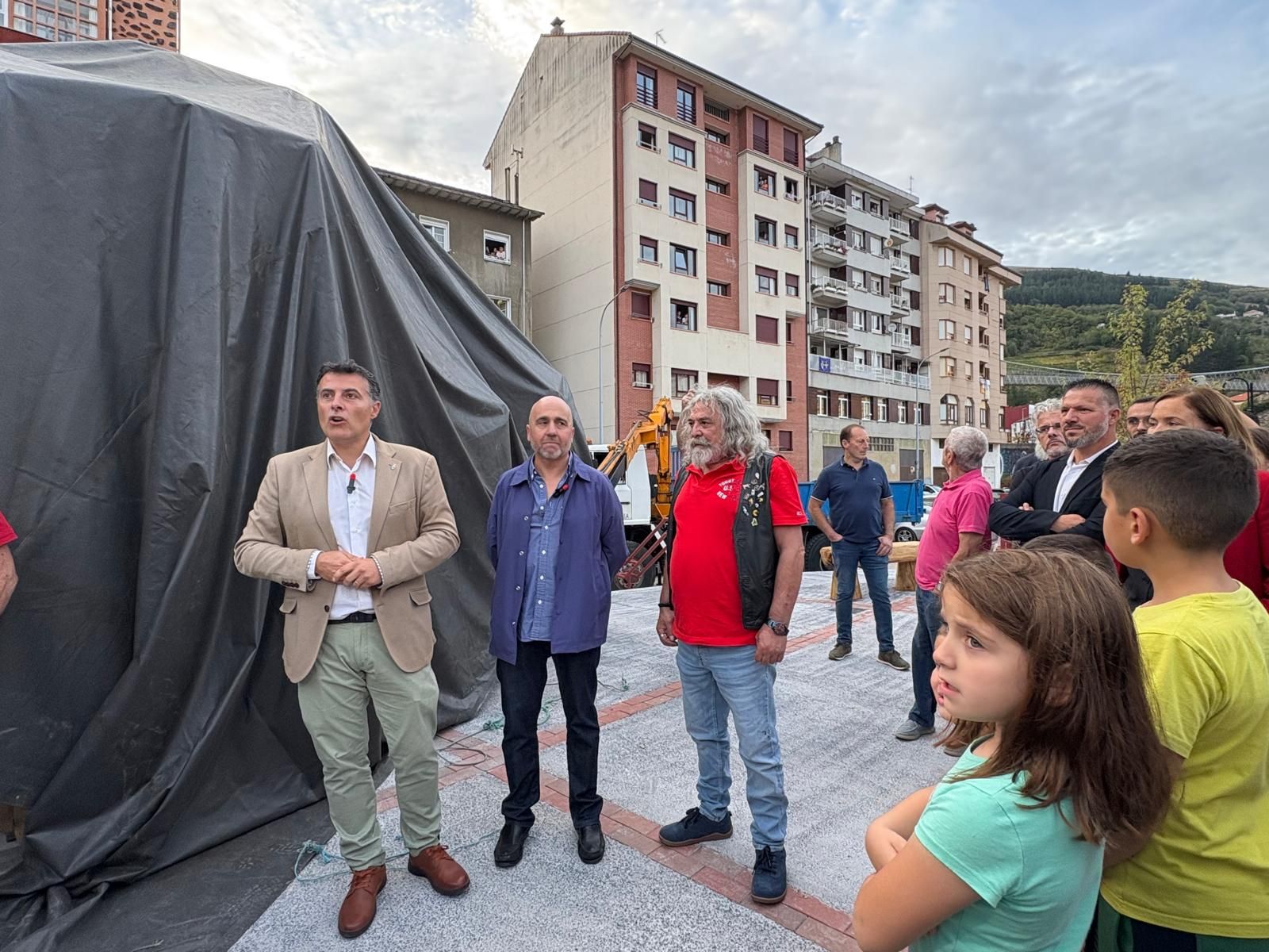 Cangas del Narcea ya tiene su monumento tributo al ganadero